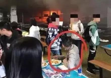 某高校食堂惊现天价青菜：学生直呼吃不起