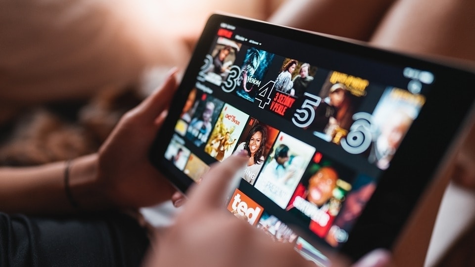 Netflix版和腾讯版《三体》:制作理念、剧情呈现及文化传递的差异解读