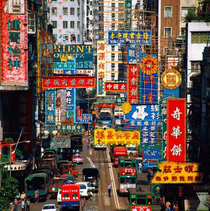 80年代香港电影《金手指》中的视觉奇观与时代印记