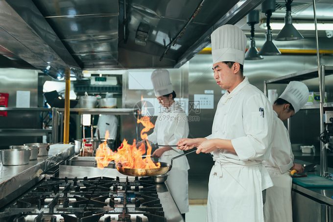 网红餐厅后厨乱象被曝光市场监管局介入调查