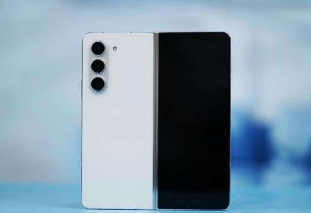 Fold5正式发布 全新折叠屏手机 X 售价6999元起 vivo (fold5正常耗电时间)