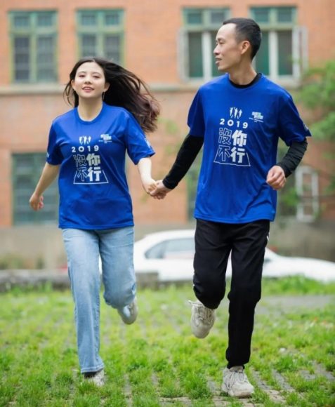 携手同行：夫妻共同成长中的成就与挑战