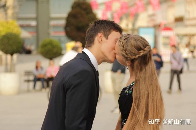 习惯中的爱情:如何在熟悉的日子里找回激情与新鲜感?