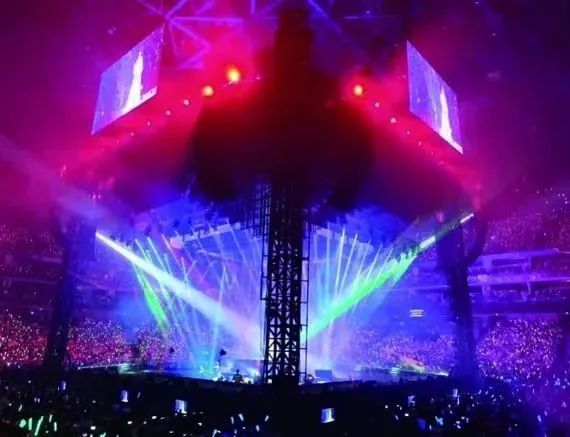 某明星演唱会门票30秒内抢购一空,粉丝们感叹手速不如票速